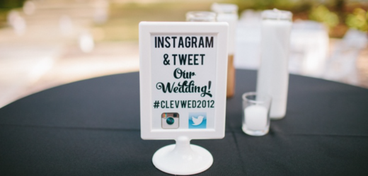 Svatební hashtag dekorace (zdroj: weddingtag.com).